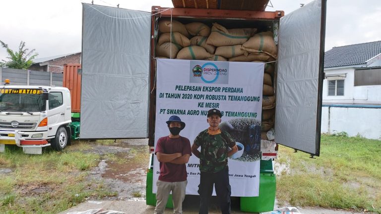 Swarna Agro team at the inaugural export ceremony of a full container of Indonesian Robusta coffee beans from Temanggung, an event supported by the Indonesian government (Disperindag), proving their capability as a reliable wholesale coffee supplier for international logistics.